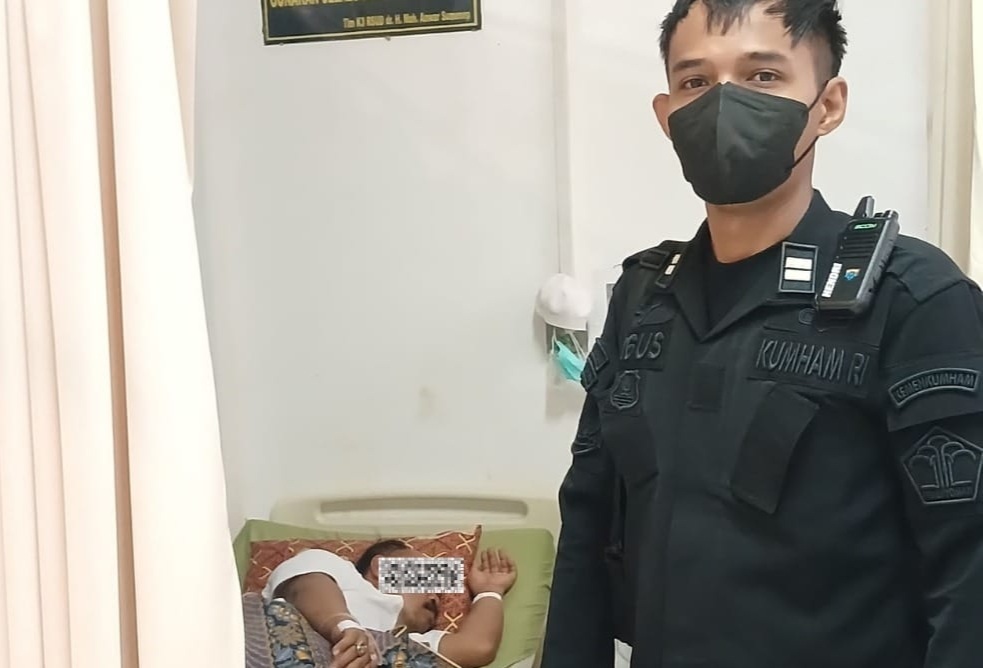 Warga Binaan Pemasyarakatan (WBP) Saat Dirujuk Di RSUD Moh. Anwar Sumenep Dengan Pengamanan Ketat Petugas Rutan Sumenep