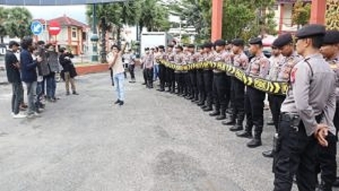 Polres Sumenep Berikan Pengawalan dan Pengamanan Saat Aksi Unras PRAJA Sumenep ke Kantor DPMPSTP, Senin (25/03/2024)