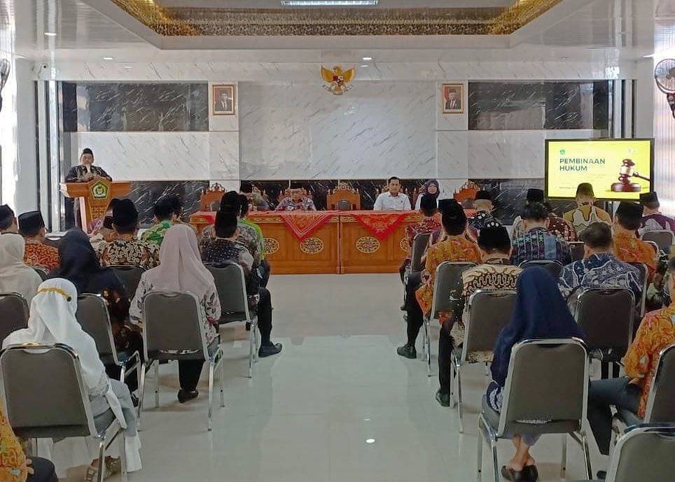 Suasana Acara Sosialisasi Pengetahuan Sengketa Kepegawaian di Aula Al-Ikhlas Kemenag Sumenep, Jum'at (29/03/2024)