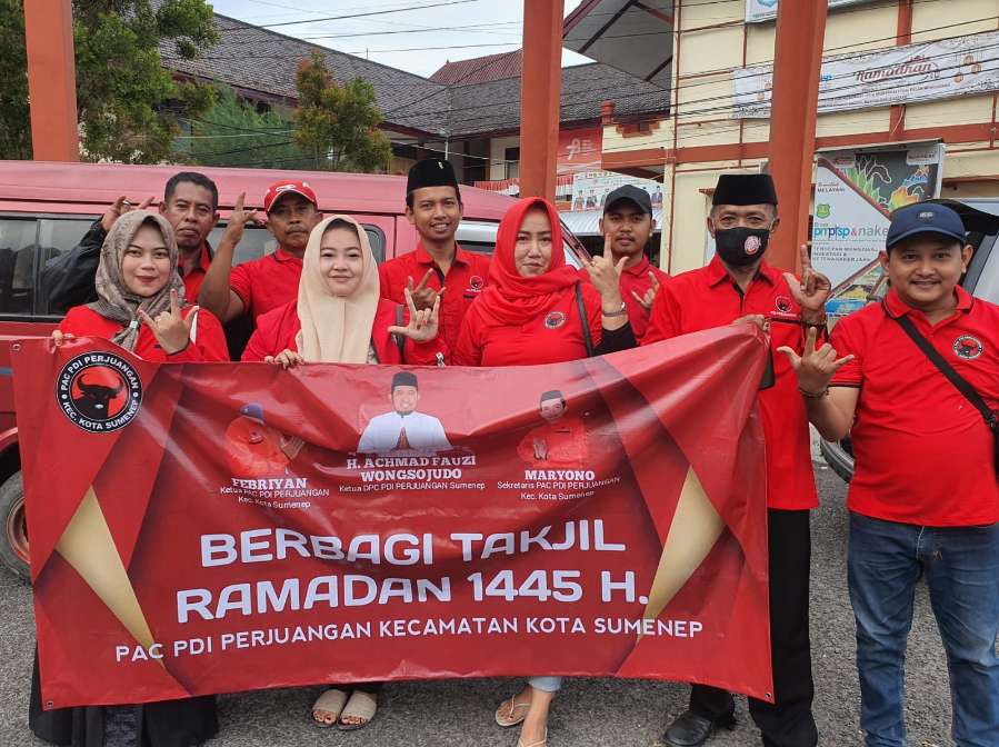 Suasana Pembagian Takjil Gratis Dilakukan Oleh PAC PDI-P Kecamatan Kota Sumenep, Senin (01/04/2024)