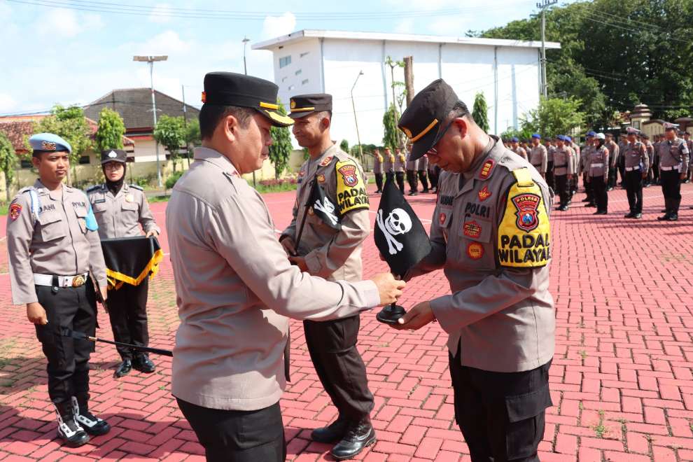 Kapolres Sumenep AKBP Henri Noveri Santoso, SH, SIK, MM Saat Memberikan Bendera Hitam (Tengkorak), Senin (01/04/2024)