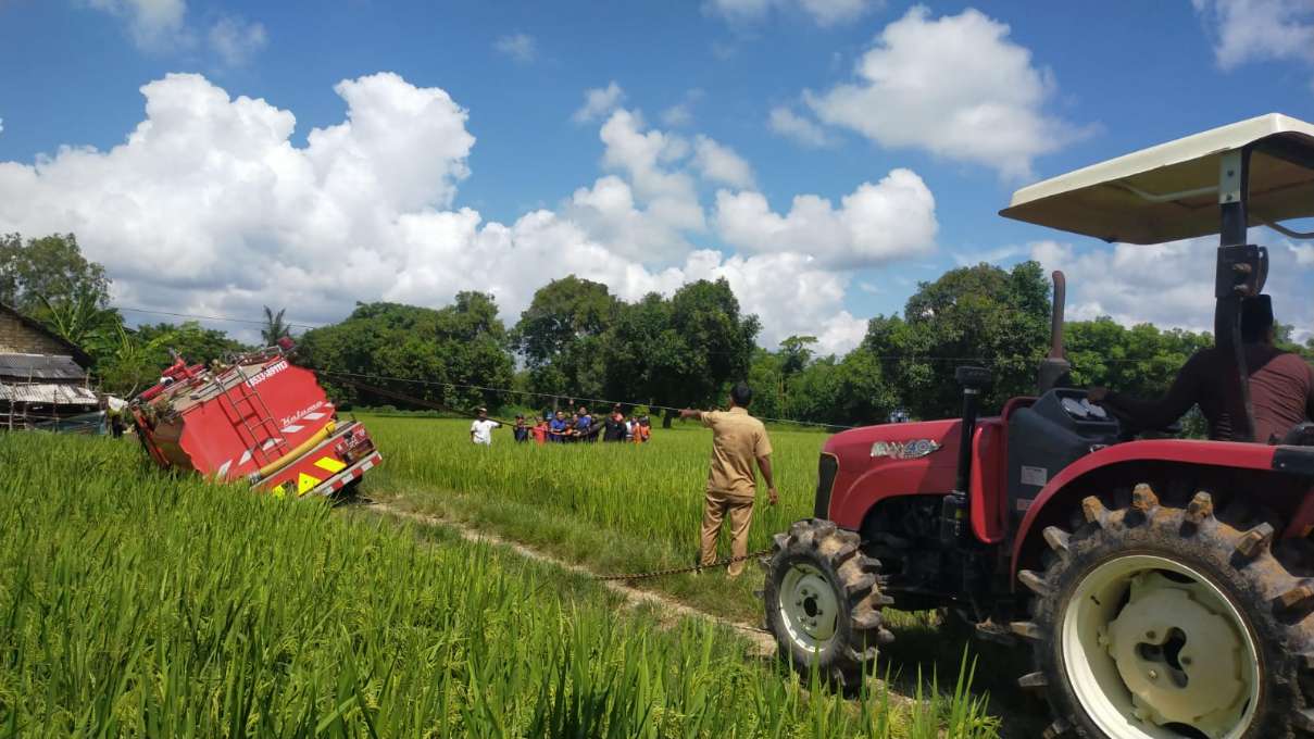 Proses Evakuasi Mobil Damkar Satpol PP Kabupaten Sumenep Masih Berlangsung di Desa Babbalan Kecamatan Batuan, Selasa (02/04/2024)