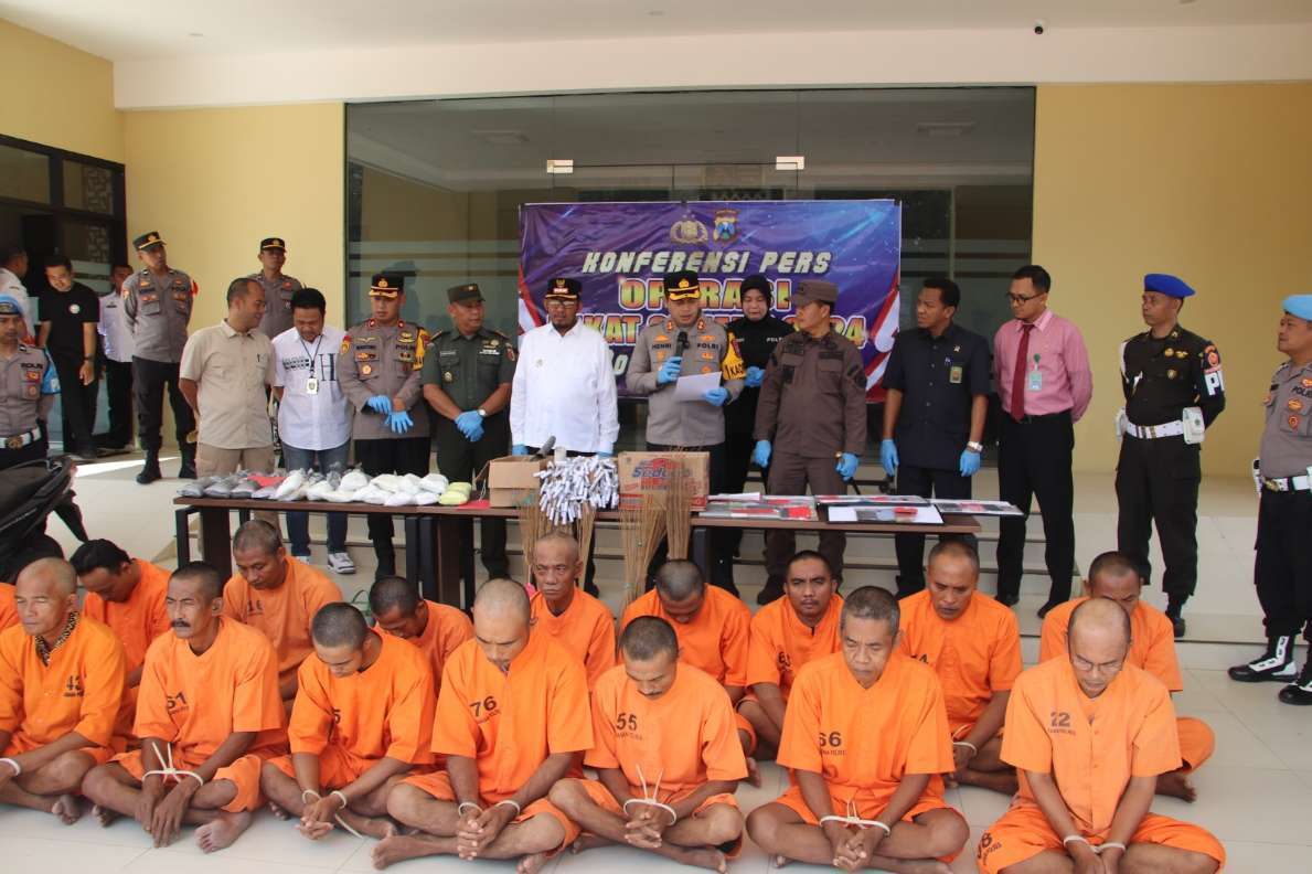 Kapolres Sumenep AKBP Henri Noveri Santoso, SH, SIK, MM Saat Konferensi Pers di Mako Polres Sumenep, Rabu (03/04/2024)