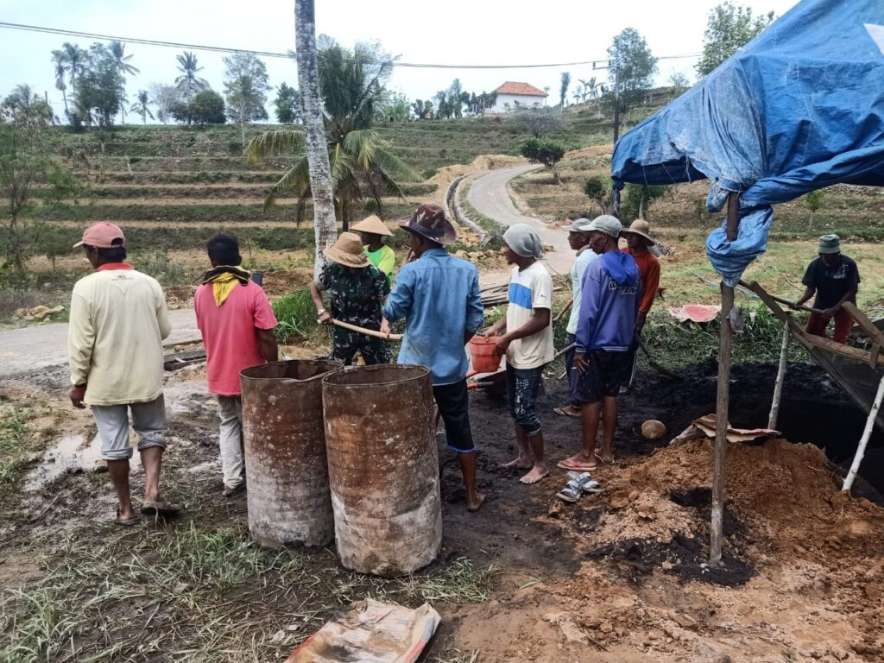 Kepedulian Babinsa Pasongsongan Bersama Warga Kerja Bakti Bangun Saluran Irigasi Sawah, Kamis (04/04/2024)