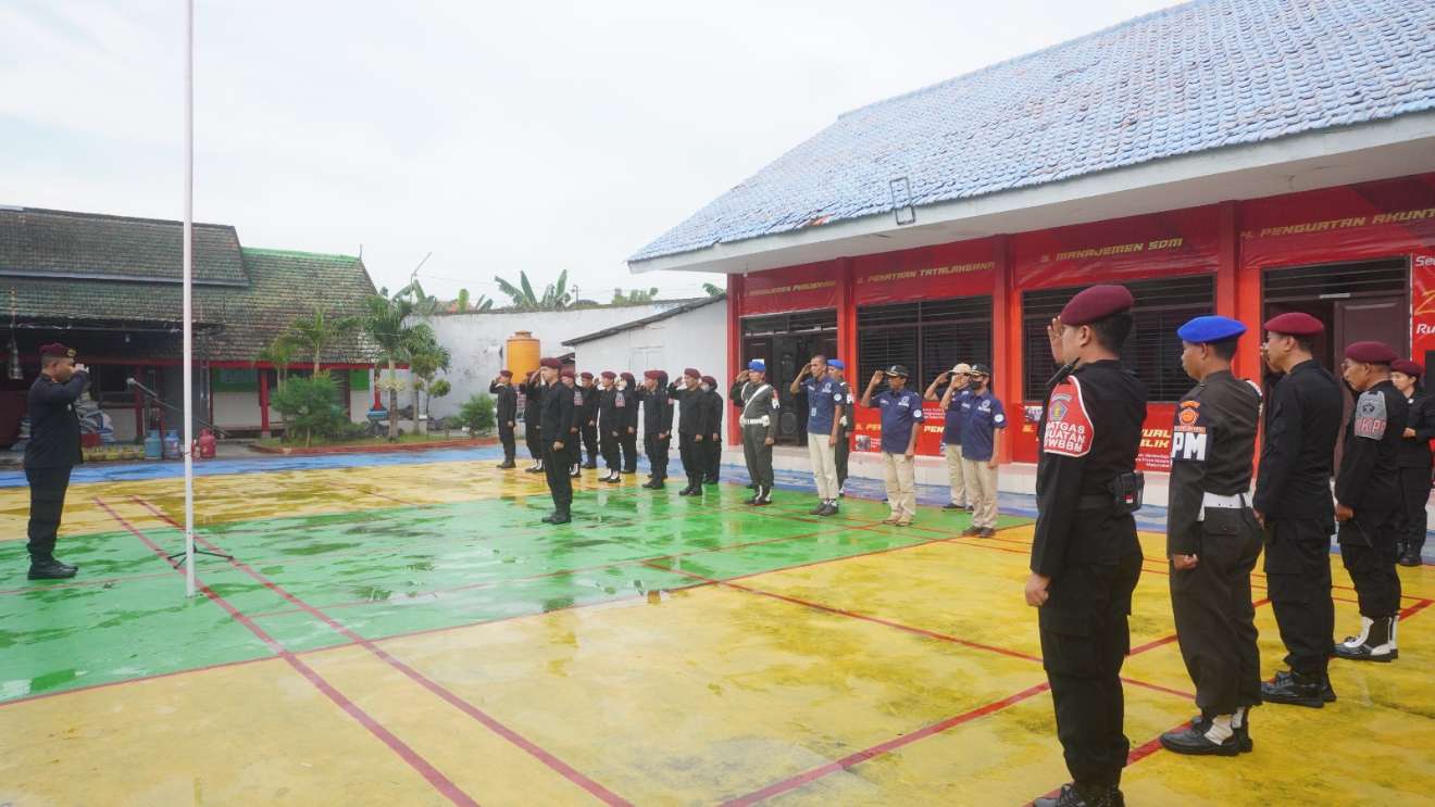 Karutan Sumenep Ridwan Susilo, Amd, IP, MM Saat Memimpin Apel Gabungan Sekaligus Operasi Pengeledahan Halinar, Jum'at (05/04/2024)