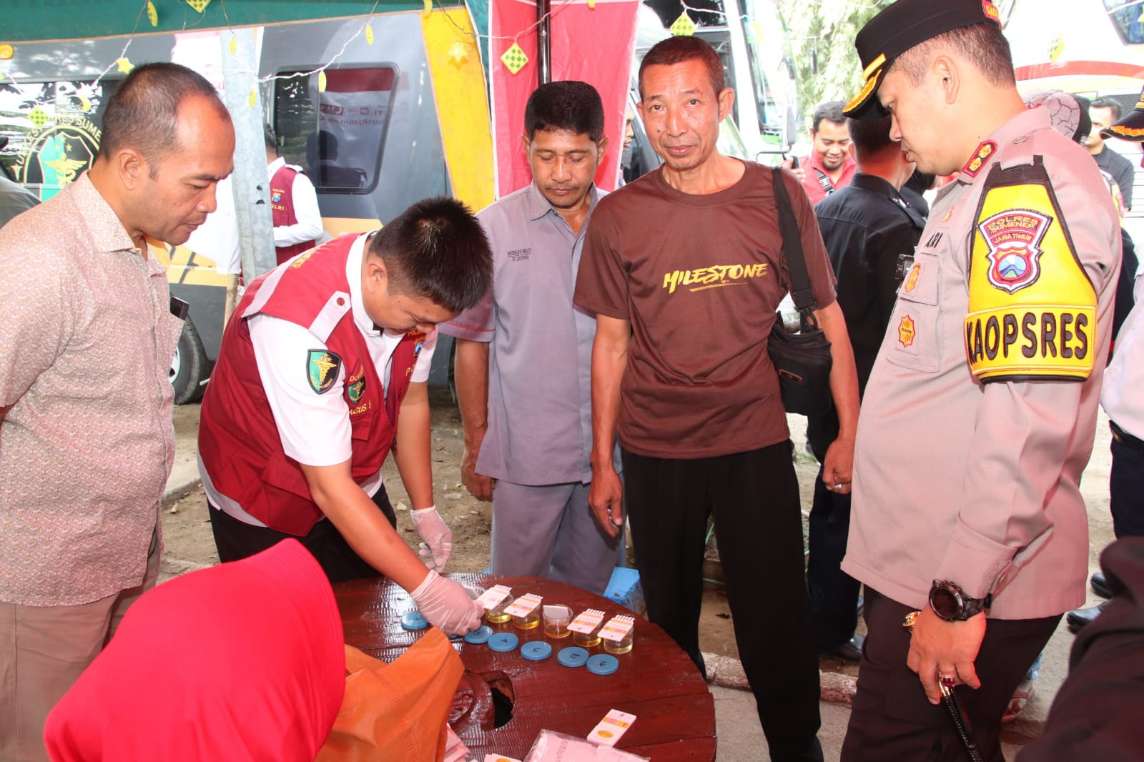 OKS 2024, Polres Sumenep Lakukan Tes Urine Sopir Bus dan Bagikan Snack ke Penumpang