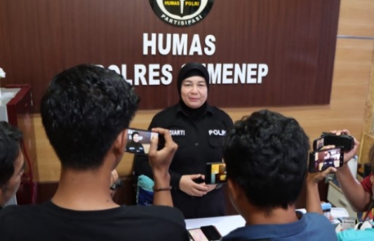 Kasi Humas Polres Sumenep, AKP Widiarti, SH Saat Memberikan Konferensi Pers nya.