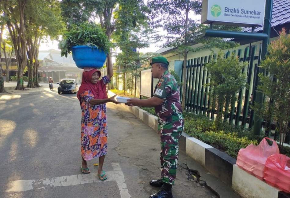 Peduli Masyarakat Kecil, Kodim Sumenep Lanjutkan Berbagi Nasi Kotak Setiap Hari, Sabtu (13/04/2024)