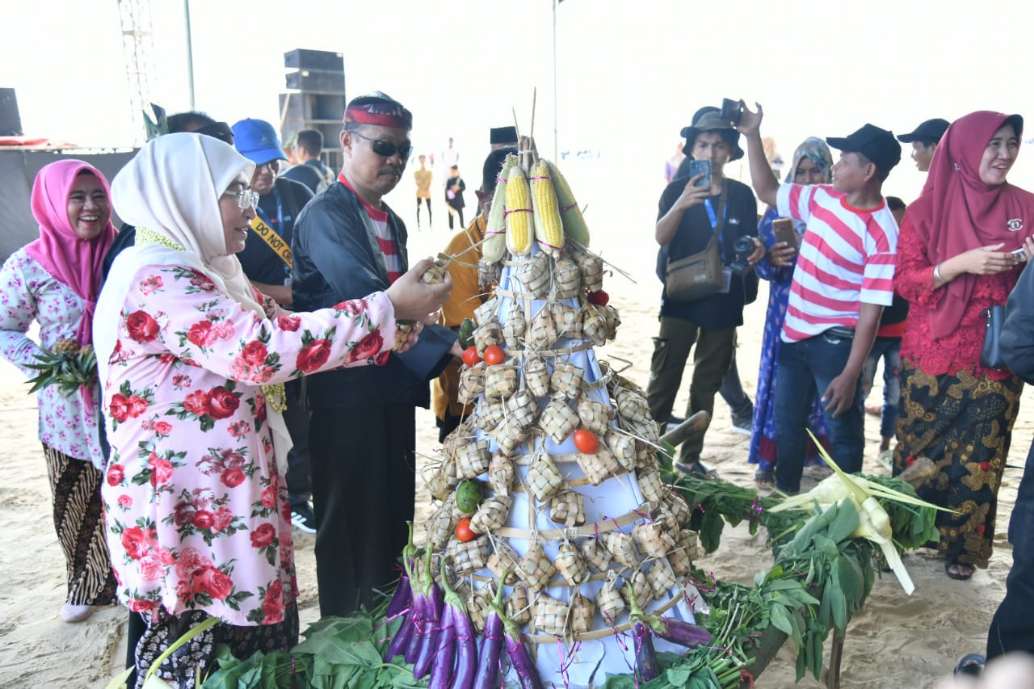Wakil Bupati Sumenep Hj Dewi Khalifah, SH, MH, MPdi Saat Membuka Festival Ketupat 2024 