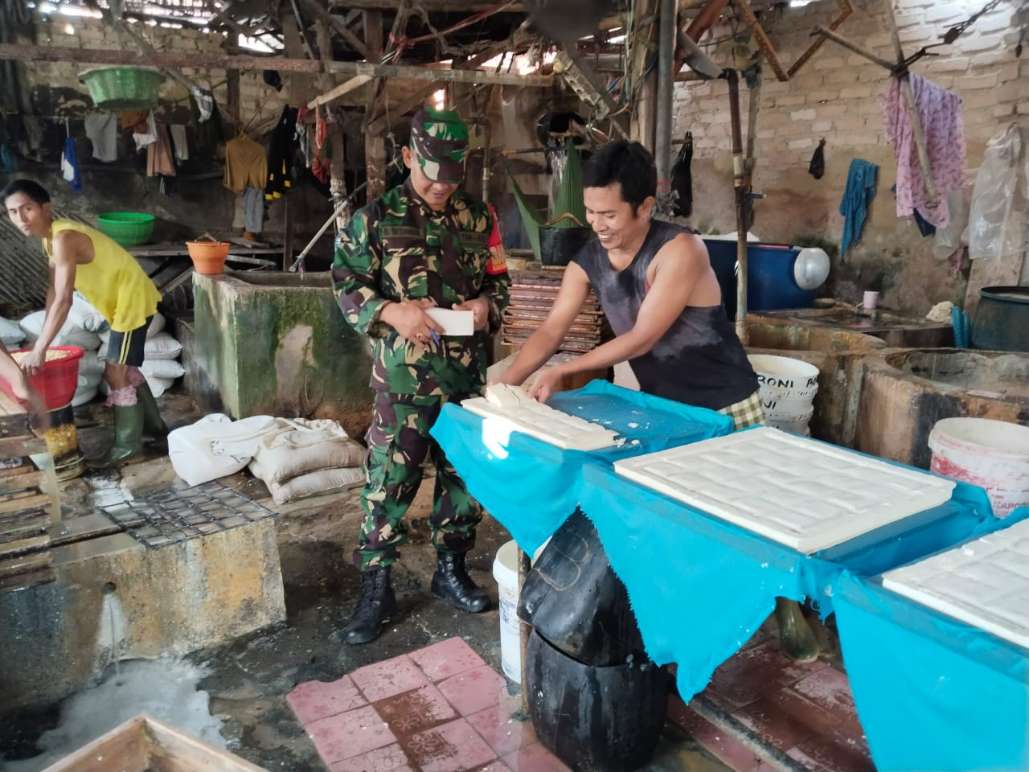 Babinsa Bluto Bantu Pendampingan UMKM Pembuatan Tahu Di Desa Binaannya. Sabtu (24/04/2024)