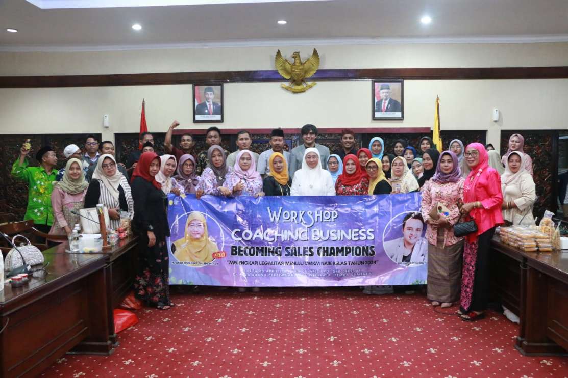 Wakil Bupati Sumenep, Hj. Dewi Khalifah, SH, MH, MPdi Saat Membuka Acara Kegiatan Workshop Coaching Business di Aula Arya Wiraraja Pemkab Sumenep, Sabtu (20/04/2024)