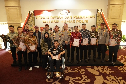 Mabes Polri Berikan Penghargaan dan Tali Asih Korban Bom Gereja di Surabaya. Senin (22/04/2024)