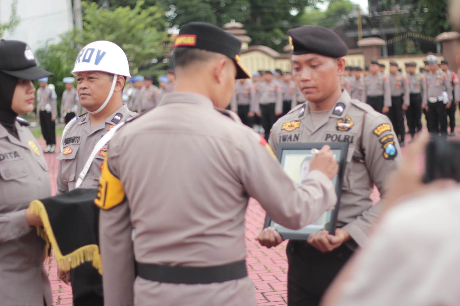 Wakapolres Sumenep Kompol Trie Sis Biantoro, SPd, SIK, MH Saat Memimpin PTDH Oknum Polisi Polres Sumenep, Senin (29/04/2024)