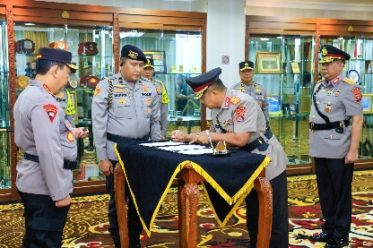 Kapolri Jenderal Polisi Drs Listyo Sigit Prabowo MSi Saat Melantik Brigjen Pol Dwi Irianto Menjadi Kapolda Sulawesi Tenggara, Senin (29/04/2024)