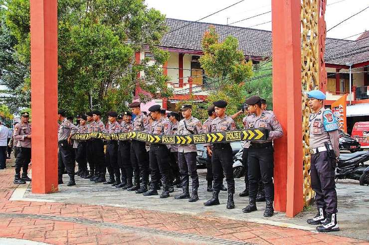 Suasana Pengamanan Aksi Unras Praja Pemuda Arya Wiraraja di Kantor DPMPSTP Sumenep, Senin (01/04/2023)
