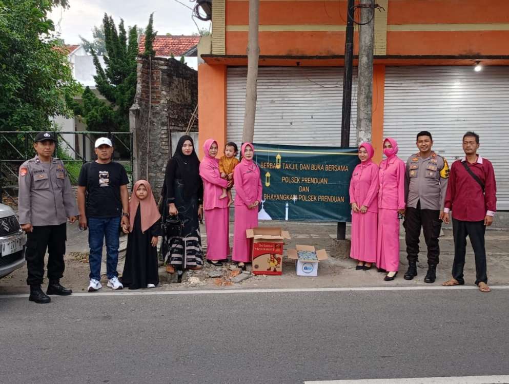 Suasana Berbagi Takjil Gratis Bersama Ibu Bhayangkari di Depan Polsek Prenduan, Senin (01/04/2024)