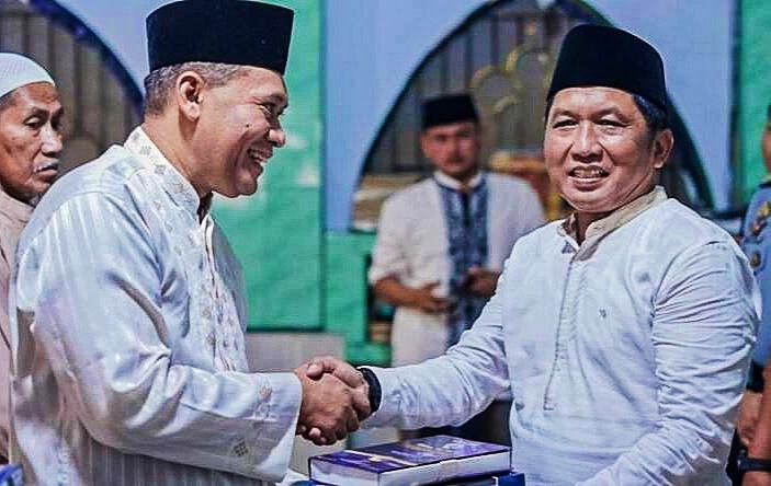 Ketua Said Abdullah Institut Januar Herwanto Saat Memberikan Bantuan dari Ketua Banggar DPR RI MH. Said Abdullah Kepada Pihak Rutan Sumenep secara Simbolis, Rabu (03/04/2024)