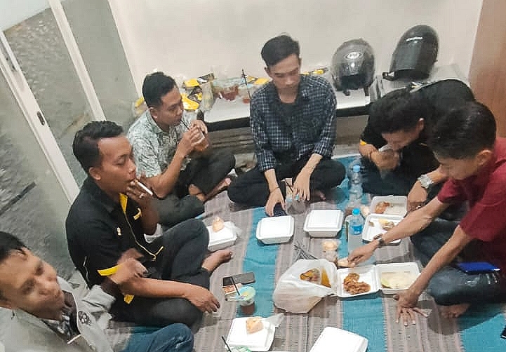 Suasana Buka Puasa Bersama Sesama Karyawan PT. GTAM Unit Pasar Anom Baru Sumenep, Kamis (04/04/2024)