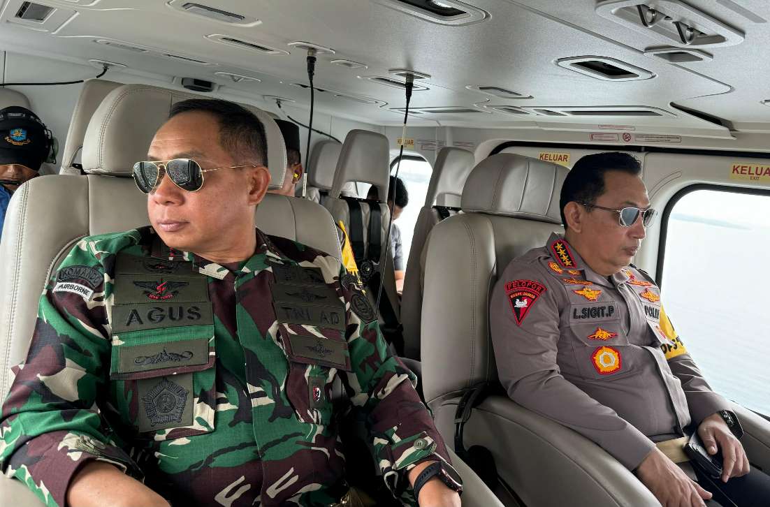 Kapolri Jenderal Polisi Drs Listyo Sigit Prabowo, MSi Bersama Panglima TNI Jenderal TNI Agus Subiyanto Saat Menaiki Helikopter Pantau Arus Mudik Lebaran 2024, Kamis (04/04/2024)