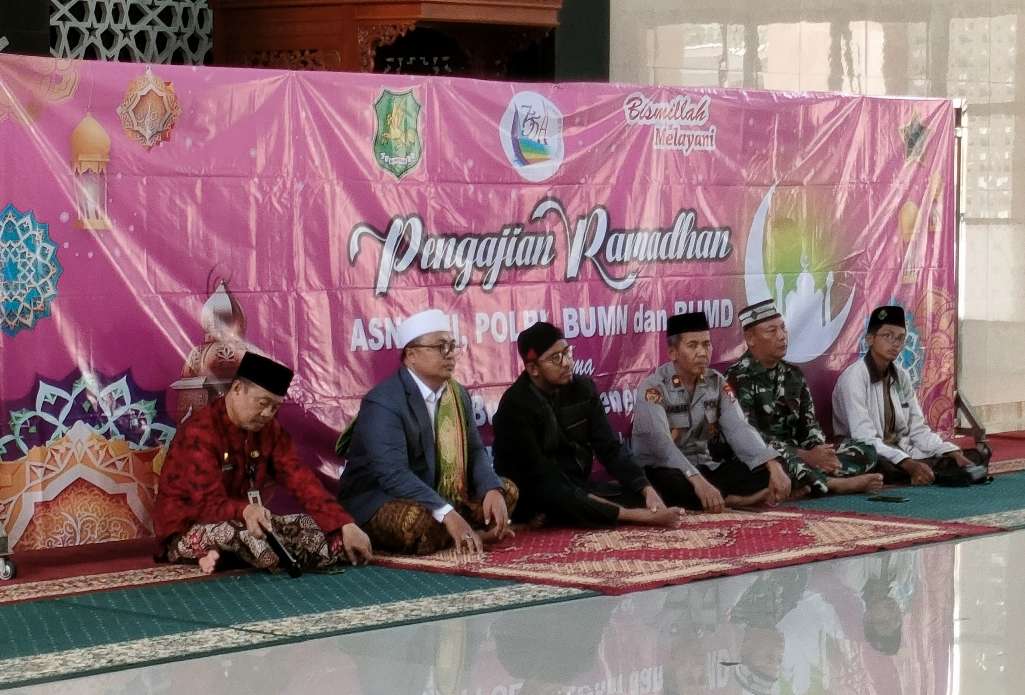 Bupati Sumenep Achmad Fauzi Wongsojudo, SH, MH Bersama Forkopimda Sumenep di Acara Pengajian Jum'at Terakhir di Masjid Sumekar Pemkab Sumenep, Jum'at (05/04/2024)