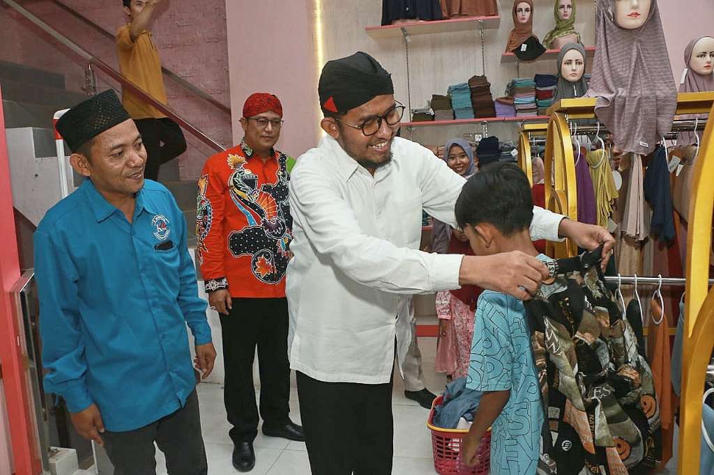 Bupati Sumenep Achmad Fauzi Wongsojudo, SH, MH Bersama Ketua Jurnalis Sumenep (KJS) Moh. Sa'i, SPd, MPd di Toko DNR Bersama Anak Yatim, Kamis (04/04/2024)