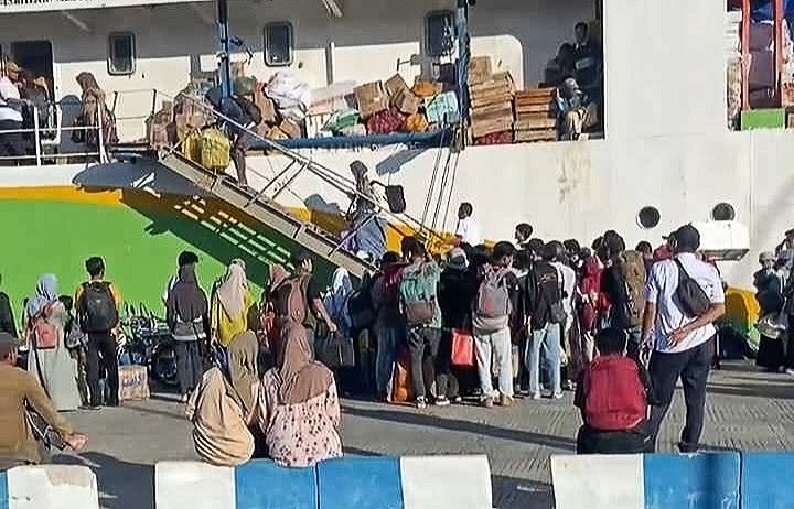 Suasana Pelabuhan Kalianget Saat Pada Penumpang Arah Pulau Masalembu Membludak, Jum'at (05/04/2024)