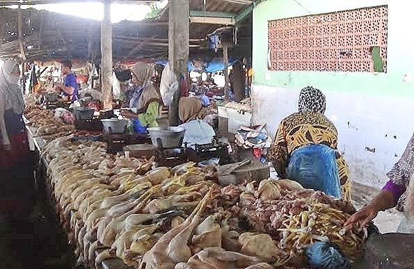 Pedagang Daging Ayam di Pasar Tradisional Sumenep