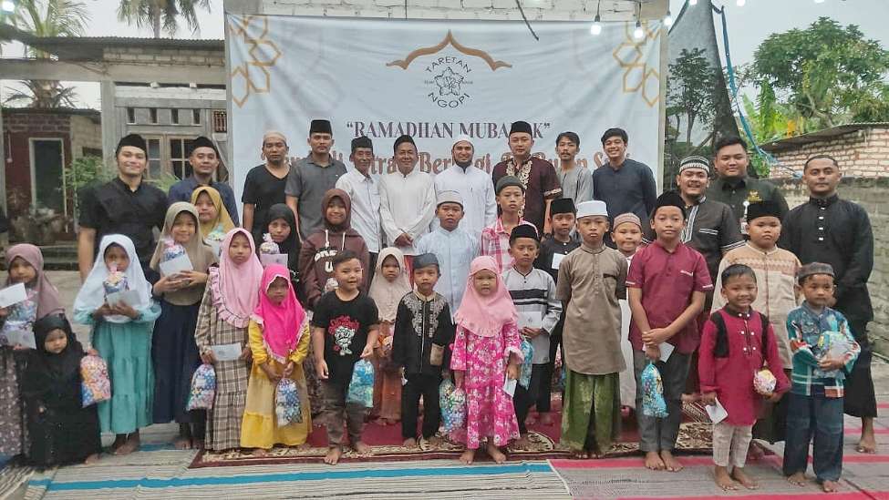 Suasana Komunitas Taretan Ngopi (KTN) Sumenep Saat Menggelar Baksos Santunan Anak Yatim di Warung Kopi Borbaks di Jalan Urip Sumoharjo Desa Pabian, Kecamatan Kota Sumenep, Sabtu (06/04/2024)