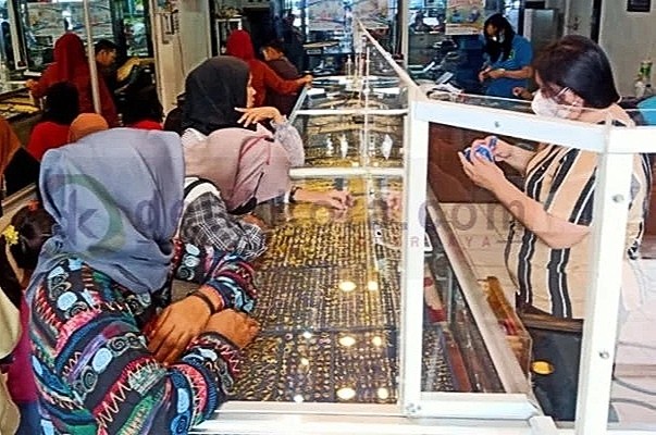 Jelang Lebaran, Toko Emas Sumenep Diserbu Pembeli, Senin (08/04/2024)