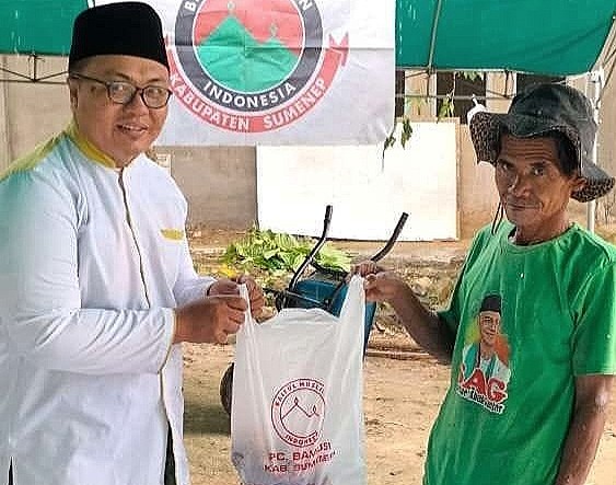 Ketua Bamusi Sumenep KH. Qusairi Zaini Saat Memberikan Daging Sapi kepada Masyarakat di Wilayah Kecamatan Ganding, Kebupaten Sumenep