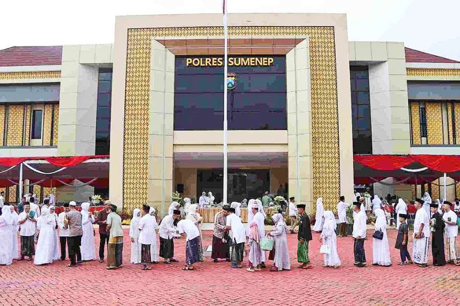 Suasana Halal Bihalal Usai Pelaksanaan Sholat Idul Fitri Di Polres Sumenep, Rabu (10/04/2024)