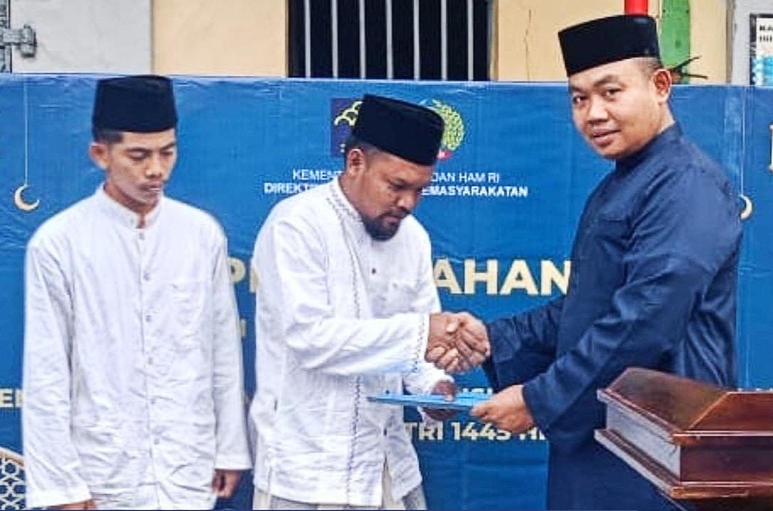 Karutan Kelas IIB Sumenep, Ridwan Susilo, Amd, IP, MM Saat Memberikan Surat Remisi Kepada Warga Binaan Pemasyarakatan Rutan Sumenep, Rabu (10/04/2024)