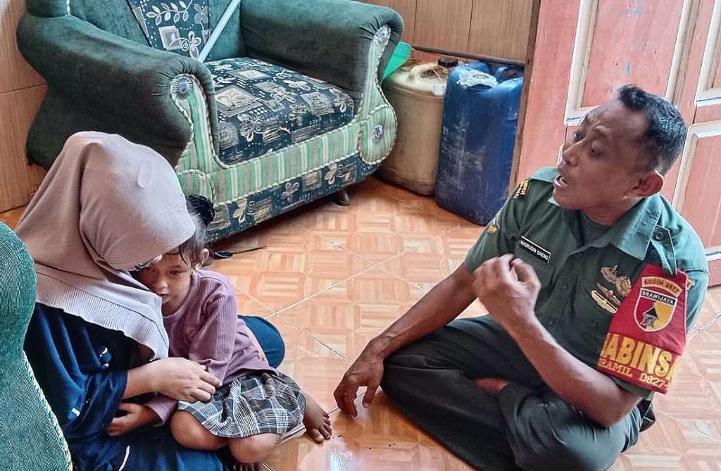 Peduli Kesehatan Anak, Babinsa Sapeken Kunjungi Keluarga Stunting