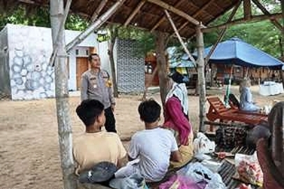 Kapolres Sumenep AKBP Henri Noveri Santoso, SH, SIK, MM Saat Menggelar Jum'at Curhat di Kecamatan Giligenteng Kabupaten Sumenep, Jum'at (19/04/2024)