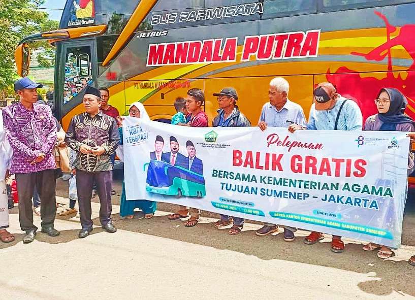 Kepala Kemenag Kabupaten Sumenep, KH. Abdul Wasid, MPd Saat Melepas 1 Armada Bus Jurusan Jakarta dalam Program Arus Balik Gratis Lebaran 2024, Sabtu (20/04/2024)