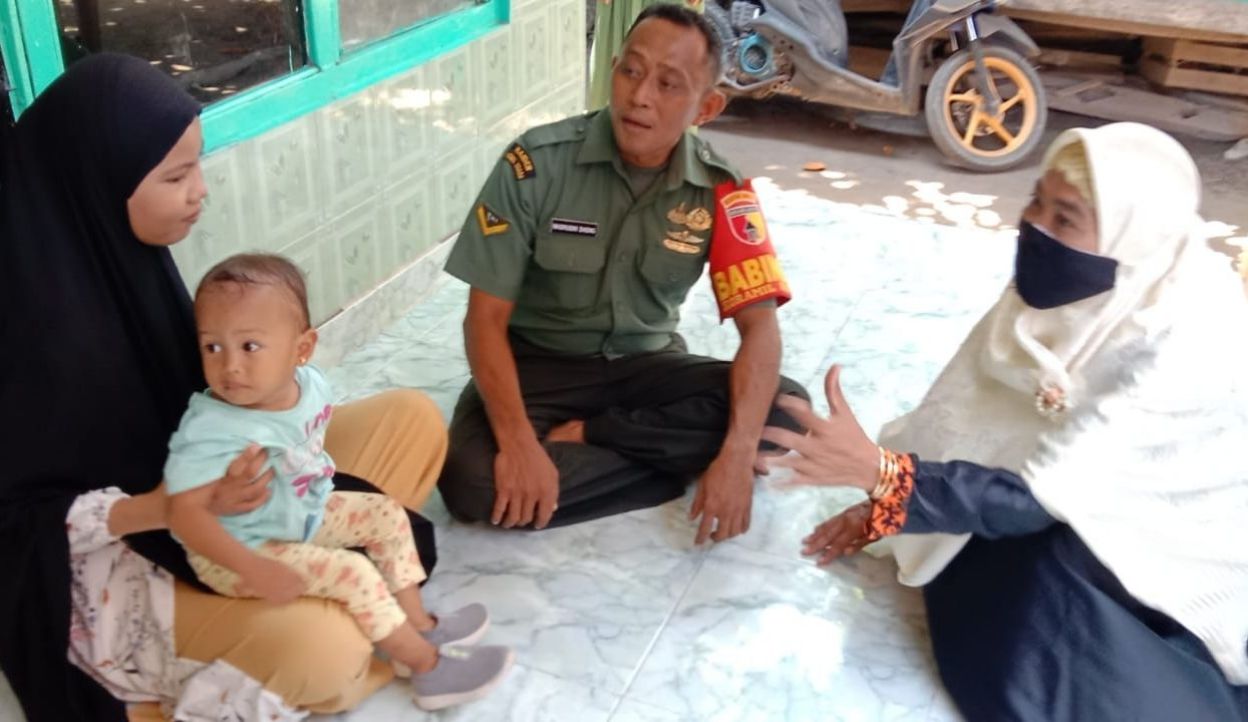 Pantau Dan Monitoring Keluarga Stunting, Babinsa Sapeken Turun Langsung Kerumah Warga, Kamis (24/04/2024)