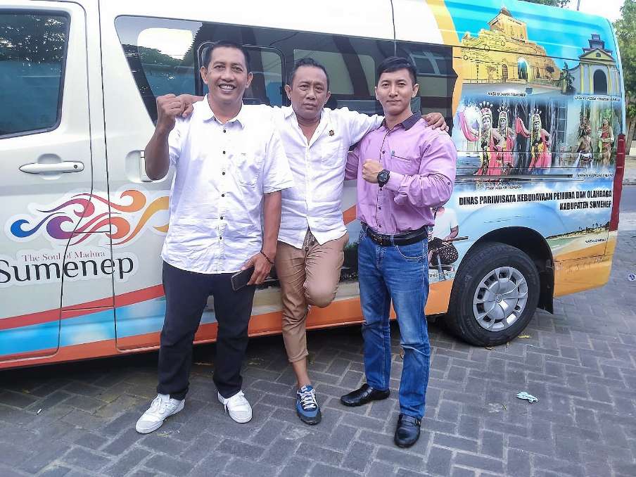 Sugeng Haryadi ST Paling Kiri Bersama Sekdis Disbudporapar Sumenep dan Kabiro Detikzone Amin Rifa'i, S.Sos
