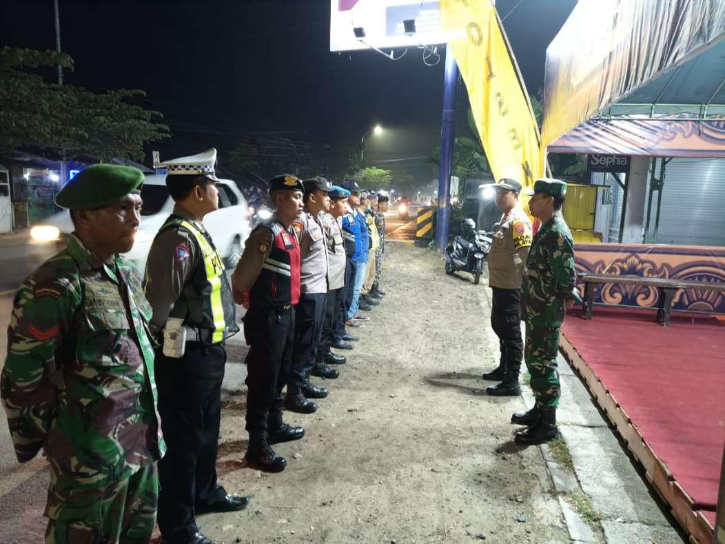 Ka Pos Terpadu Prenduan Pimpin PAM Malam Takbiran Bersama Danramil Pragaan, Selasa (09/04/2024)