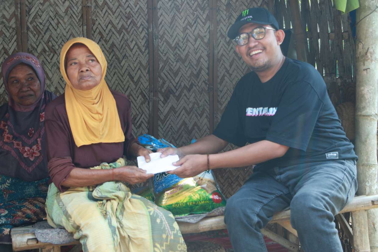 Bupati Achmad Fauzi Wongsojudo Saat Memberikan Santunan Kepada Hotipa Warga Desa Guluk-Guluk, Minggu (05/05/2024)