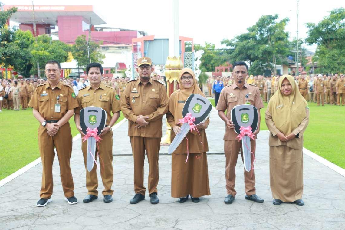 Bupati Sumenep Achmad Fauzi Wongsojudo Saat Memberikan Kunci Puskesmas Keliling Roda Empat Secara Simbolis Kepada 3 Kepala Puskesmas pada Apel Upacara Gabungan Senin, 06 Mei 2024