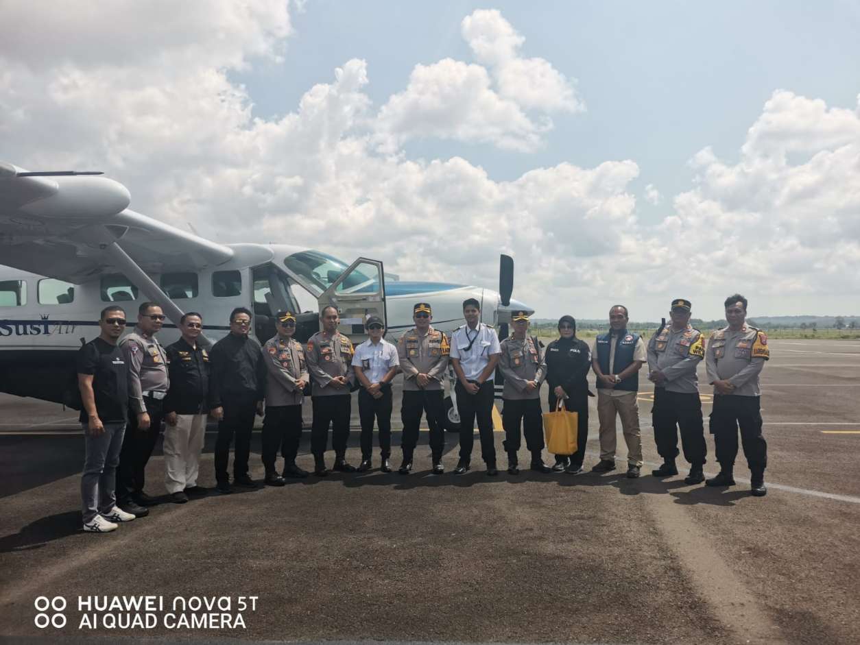Kapolres Sumenep AKBP Henri Noveri Santoso, SH, SIK, MH Bersama PJU Polres Sumenep Saat Berangkat Menuju Kepulauan di Pelabuhan Udara Trunojoyo Sumenep, Selasa (14/05/2024)