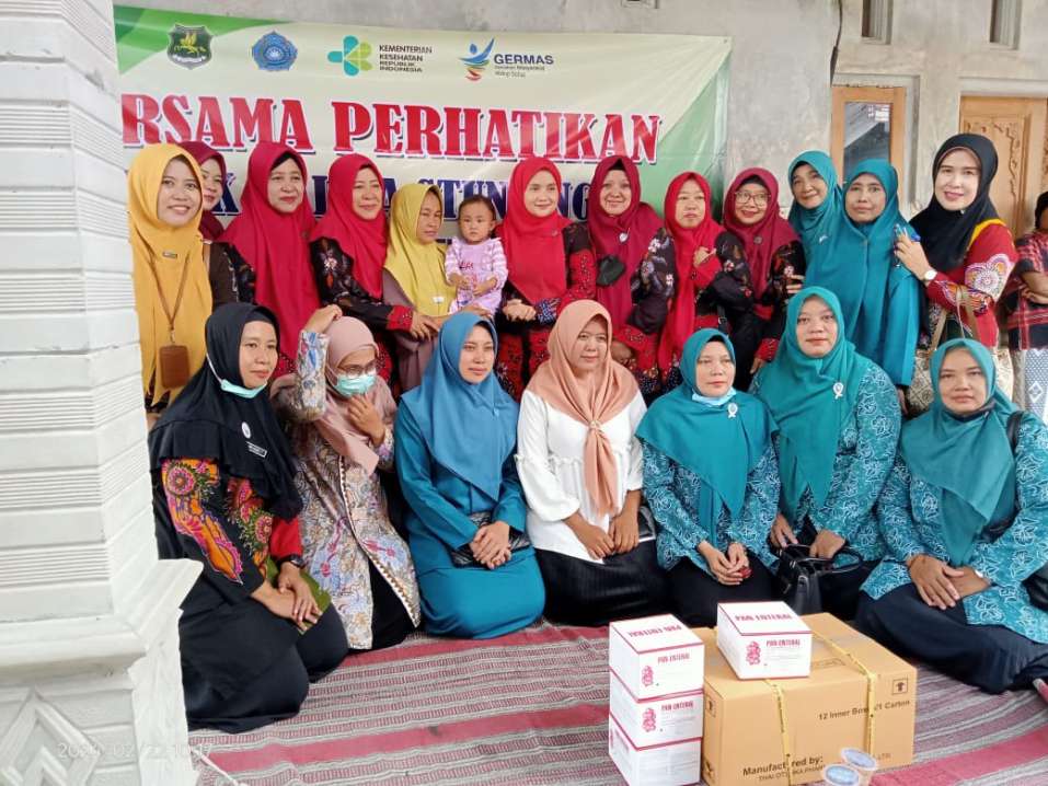 Dinkes P2KB Bersama Ketua TP PKK Kabupaten Sumenep Saat Menggelar Sosialisasi Di Desa Sera Barat Kecamatan Bluto
