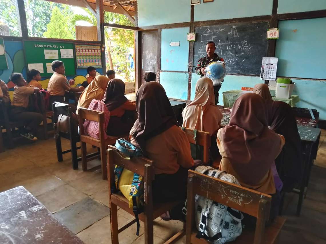 Babinsa Dasuk Masuk Sekolah, Tanamkan Sikap Disiplin Terhadap Anak Didik. Sabtu (25/05/2024)
