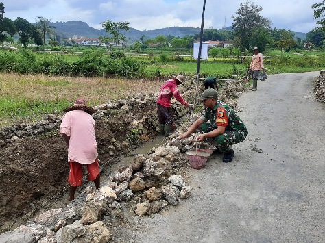 Kepedulian Babinsa Guluk-Guluk Bersama Warga Kerja Bakti Bangun Saluran Irigasi