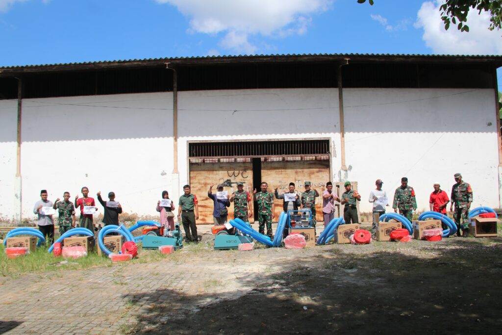 Kodim 0827/Sumenep Kawal Pendistribusian 10 Unit Pompa Air, Rabu (29/05/2024)