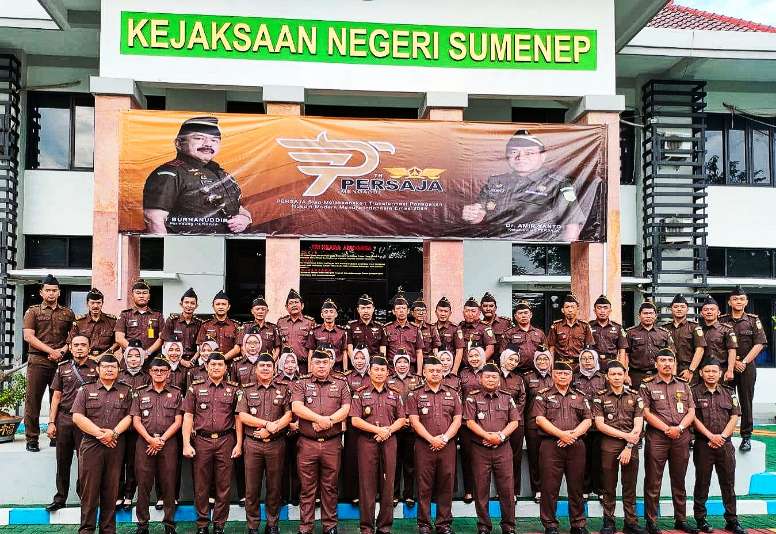 Peringati HUT PERSAJA ke-73, Kejari Sumenep Gelar Apel Upacara, Potong Tumpeng dan Baksos, Senin (06/04/2024)