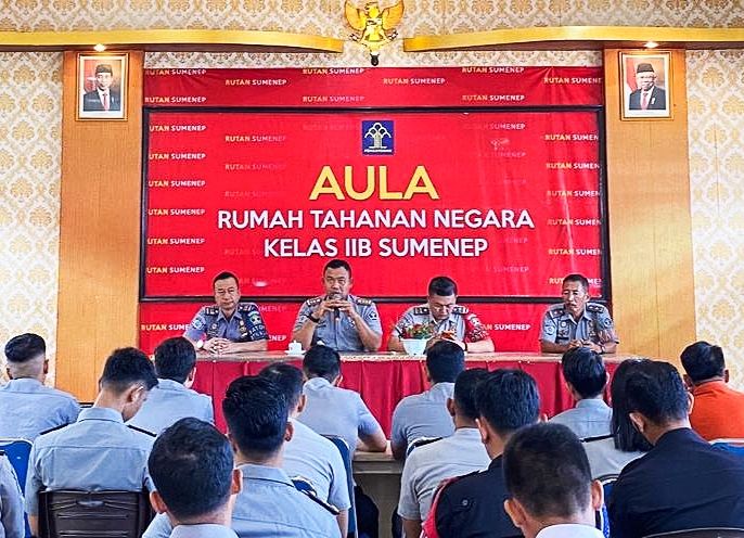 Kepala Rutan Sumenep, Ridwan Susilo, Amd, IP, MM Saat Memimpin Rapat Koordinasi Persiapan Desk Evaluasi Pembangunan Zona Integritas dengan Tim Penilai Internal