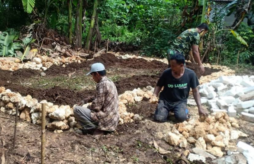 Kebersamaan Babinsa Gapura Bersama Masyarakat, Gotong Royong Bangun Rumah Warga Binaan, Senin (13/05/2024)