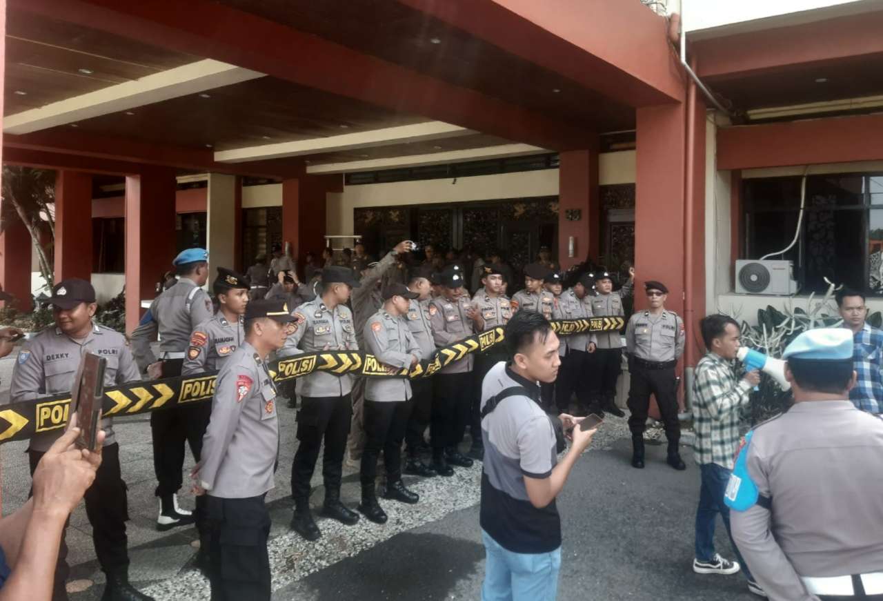 Suasana Pengamanan Aksi Unras Gerakan Pemuda Nusantara Jawa Timur di Depan Kantor Pemkab Sumenep, Senin (13/05/2024)