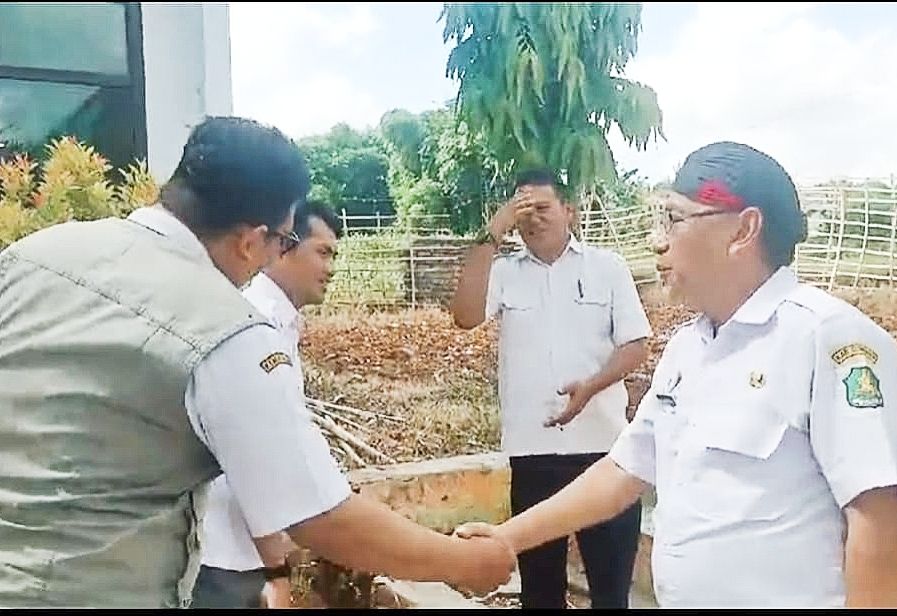 Kepala SDN Panaongan III Agus Sugianto SPd Saat Menerima Petugas BPP DKPP Kecamatan Pasongsongan, Rabu (15/05/2024)